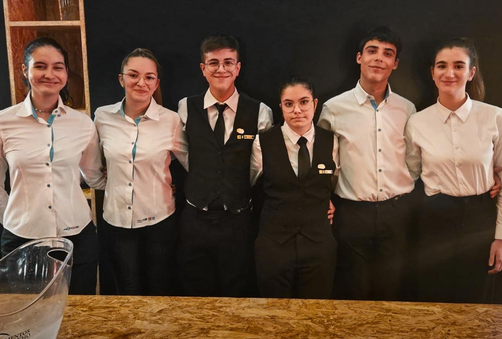 Alunos dos Cursos Profissionais Técnico de Restaurante/Bar e Técnico de Cozinha/Pastelaria executaram o serviço “Demo de Honra – serviço de espumante” no evento “Gala de Encerramento do Douro Cidade Europeia do Vinho 2023 – Douro ALL AROUND WINE”