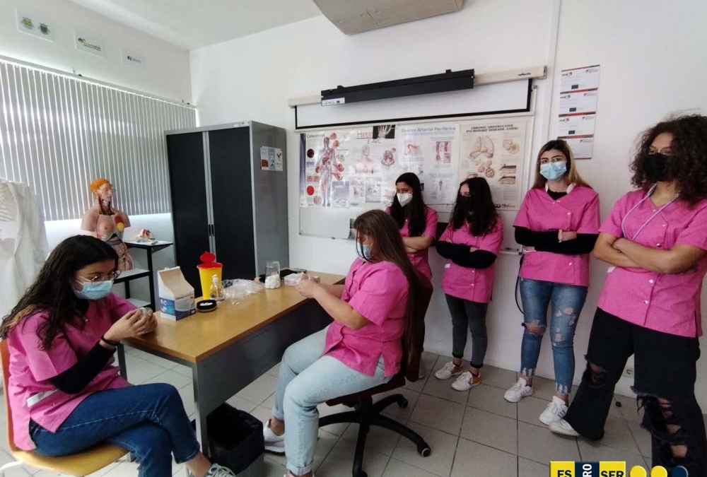 Aula teórico prática do 10º ano do curso Profissional de Técnico de Auxiliar de Saúde, na disciplina de Saúde