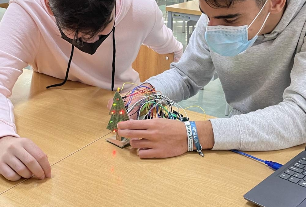 Aulas práticas do 11º ano do curso Profissional de Técnico de Eletrónica, Automação e Computadores