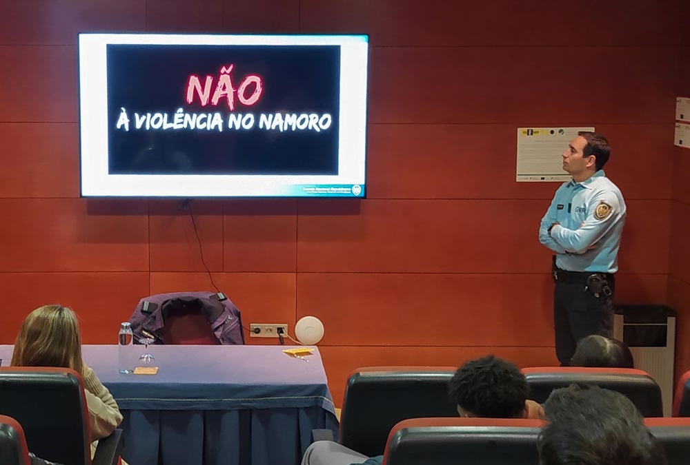 Sessão de sensibilização subordinada ao tema “Violência no namoro”, promovida pelo programa “Escola Segura”