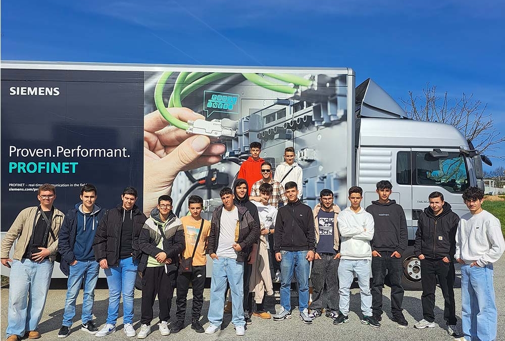 Alunos visitaram a Siemens Profinet Truck Tour 2025