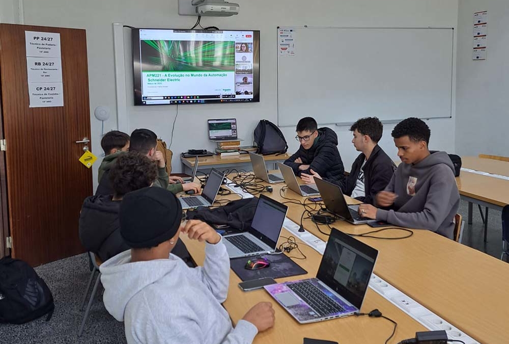 Alunos de Mecatrónica conhecem melhor a empresa Schneider Electric