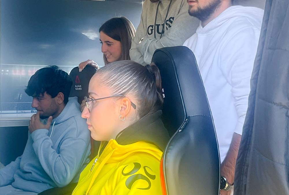 A carrinha “Arbitragem na Escola” estaciona na ESPROSER.