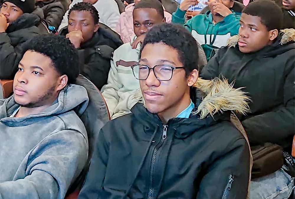 Alunos migrantes da ESPROSER participaram numa sessão dedicada à promoção da integração social.